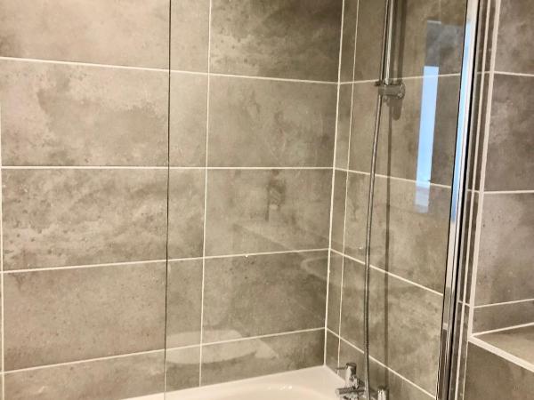 Modern House : photo 9 de la chambre chambre double avec salle de bains commune