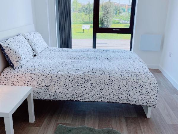 Modern House : photo 3 de la chambre chambre double avec salle de bains commune