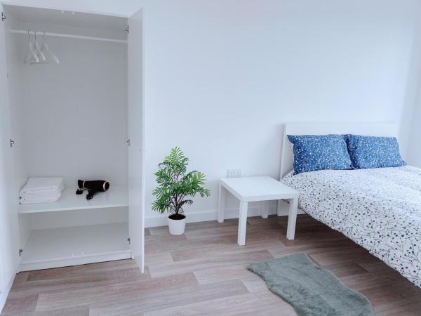 Modern House : photo 2 de la chambre chambre double avec salle de bains commune