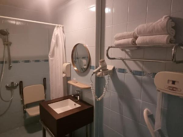 Hotel Isis : photo 5 de la chambre chambre lits jumeaux pour personnes à mobilité réduite