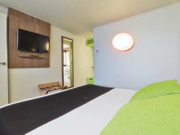 Campanile Chambéry : photo 2 de la chambre chambre triple avec 1 lit double et 1 lit junior ( - 10 ans)