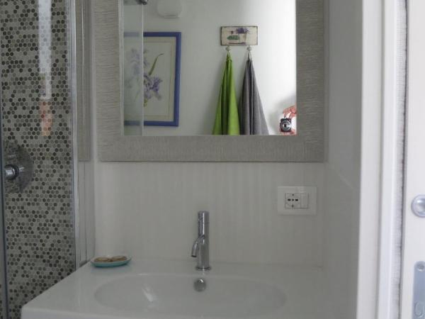 Agriturismo Terre Rosse Portofino : photo 5 de la chambre chambre double avec salle de bains privative et vue sur mer