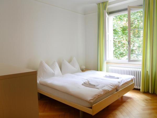 Hotel Marthahaus : photo 3 de la chambre chambre triple avec salle de bains privative