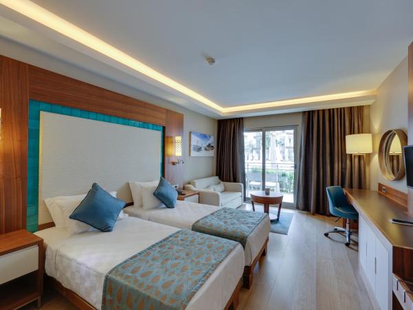 Ramada Hotel & Suites by Wyndham Kusadasi : photo 3 de la chambre chambre lits jumeaux supérieure - non-fumeurs