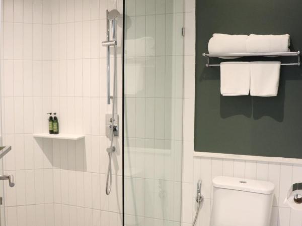 The Quarter Chaophraya by UHG : photo 9 de la chambre suite quarter junior avec lit king-size - accès à la piscine