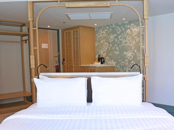 The Quarter Chaophraya by UHG : photo 3 de la chambre suite quarter junior avec lit king-size - accès à la piscine