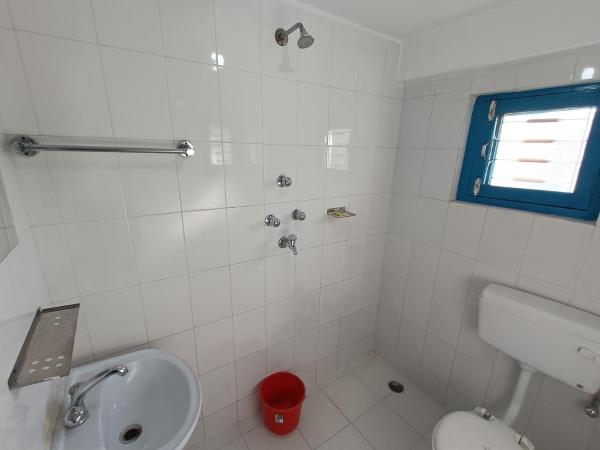 R&R Guest House : photo 4 de la chambre chambre familiale avec salle de bains privative