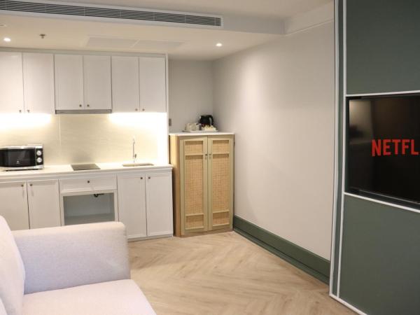 The Quarter Chaophraya by UHG : photo 10 de la chambre suite quarter 1 chambre avec balcon et lit king-size