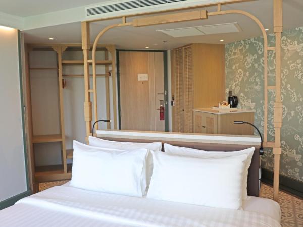 The Quarter Chaophraya by UHG : photo 9 de la chambre hébergement supérieur avec lit king-size - piscine et balcon