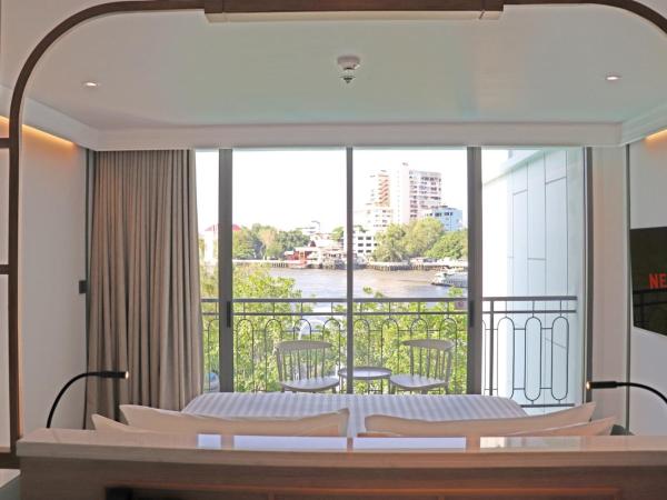 The Quarter Chaophraya by UHG : photo 2 de la chambre hébergement supérieur avec lit king-size s et balcon - vue sur rivière