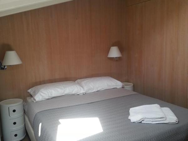 B&B Bergamo Alta : photo 9 de la chambre chambre double ou lits jumeaux avec salle de bains commune