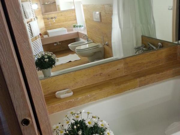 B&B Bergamo Alta : photo 1 de la chambre chambre double ou lits jumeaux avec salle de bains commune