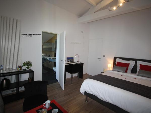 Chambres d'Hôtes LA PASTOURELLE Royan centre : photo 2 de la chambre chambre double deluxe avec baignoire