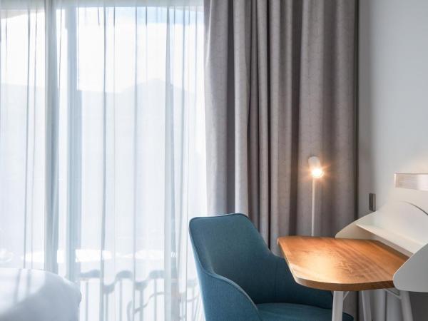 Holiday Inn Perpignan, an IHG Hotel : photo 6 de la chambre chambre lit king-size premium avec balcon - vue sur piscine