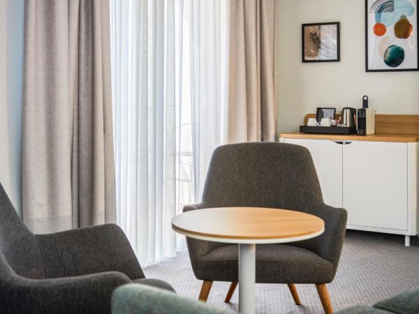 Holiday Inn Perpignan, an IHG Hotel : photo 1 de la chambre suite lit king-size avec balcon - vue sur piscine