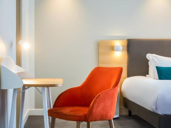 Holiday Inn Perpignan, an IHG Hotel : photo 4 de la chambre suite lit king-size avec balcon - vue sur piscine