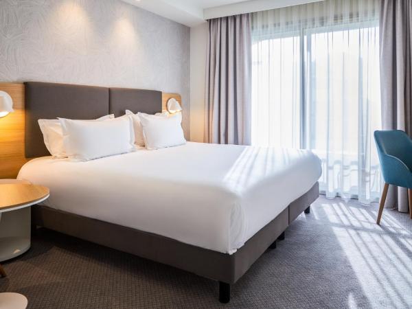 Holiday Inn Perpignan, an IHG Hotel : photo 7 de la chambre chambre lit king-size premium avec balcon - vue sur piscine