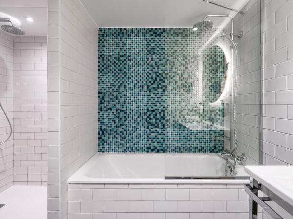 Holiday Inn Perpignan, an IHG Hotel : photo 8 de la chambre suite lit king-size avec balcon - vue sur piscine