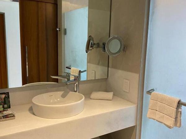 HOTEL NACIONAL : photo 7 de la chambre chambre lit king-size - vue sur mer