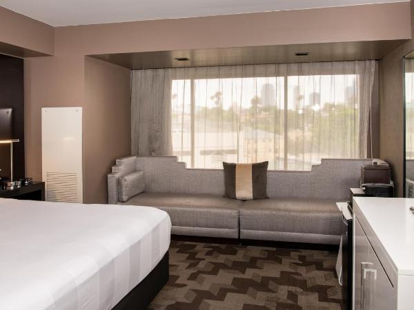Beverly Hills Marriott : photo 6 de la chambre chambre lit king-size avec douche accessible en fauteuil roulant - accessible aux personnes à mobilité réduite et aux malentendants