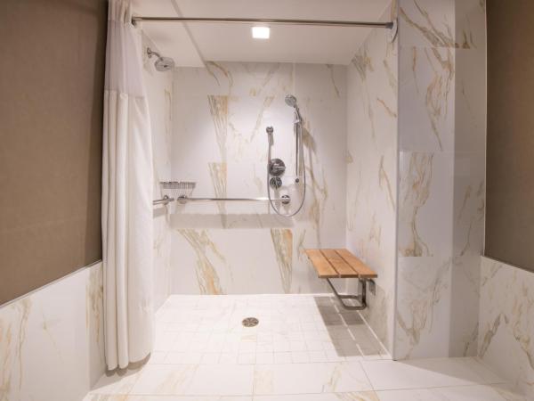 Beverly Hills Marriott : photo 5 de la chambre chambre lit king-size avec douche accessible en fauteuil roulant - accessible aux personnes à mobilité réduite et aux malentendants