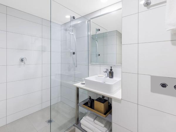 JetPark Auckland Airport Hotel : photo 2 de la chambre chambre lit queen-size 