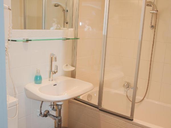 Hotel Sonnenhof - bed & breakfast & appartements : photo 4 de la chambre chambre triple avec balcon