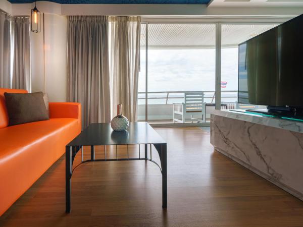 A-One The Royal Cruise Hotel Pattaya - SHA Extra Plus : photo 4 de la chambre suite côté océan