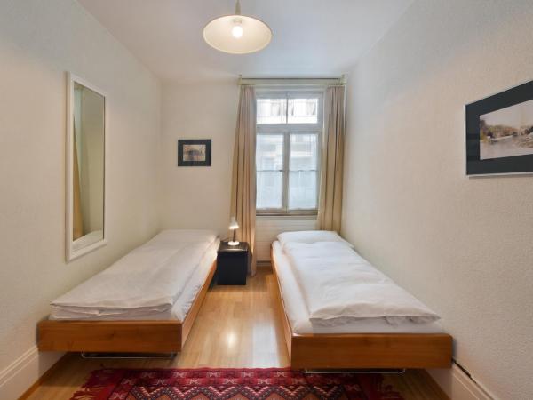 Hotel National Bern : photo 2 de la chambre chambre lits jumeaux Économique avec salle de bains privative séparée 