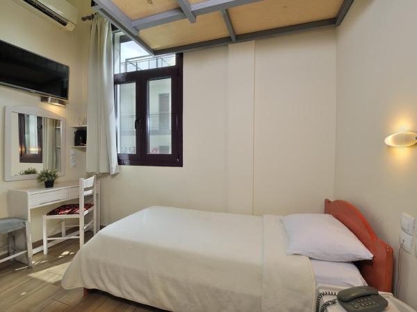 Dryades & Orion Hotel : photo 3 de la chambre chambre lits jumeaux Économique avec mezzanine (2 lits simples sur 2 niveaux)