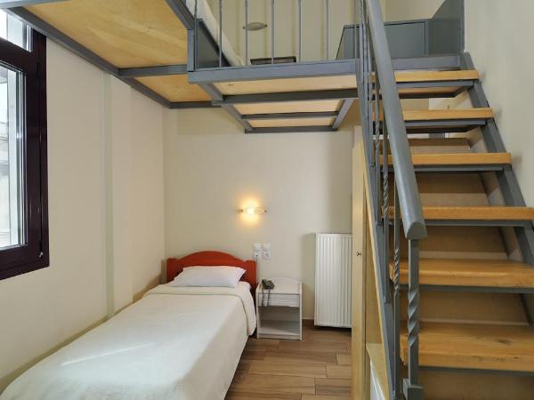 Dryades & Orion Hotel : photo 2 de la chambre chambre lits jumeaux Économique avec mezzanine (2 lits simples sur 2 niveaux)