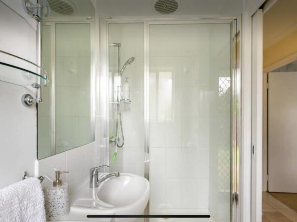 Guest ensuite 7 minutes from airport : photo 1 de la chambre chambre double