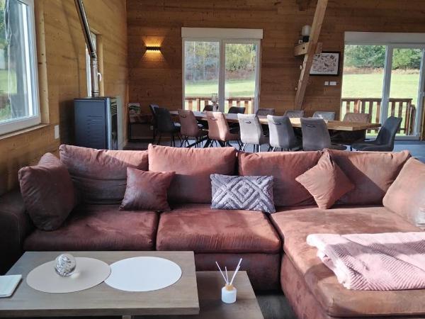 Chambre d'hôtes LES BRIMBELLES : photo 1 de la chambre chambre lit king-size - vue sur montagne