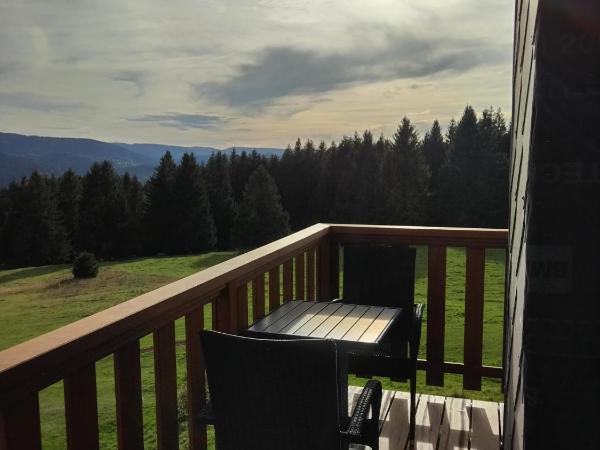 Chambre d'hôtes LES BRIMBELLES : photo 2 de la chambre chambre lit king-size - vue sur montagne