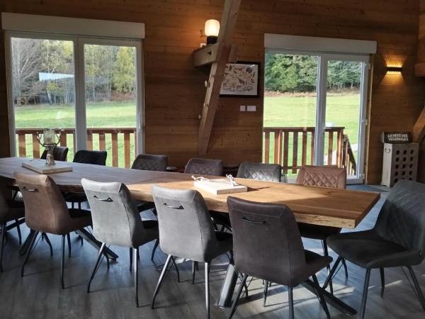 Chambre d'hôtes LES BRIMBELLES : photo 3 de la chambre chambre lit king-size - vue sur montagne