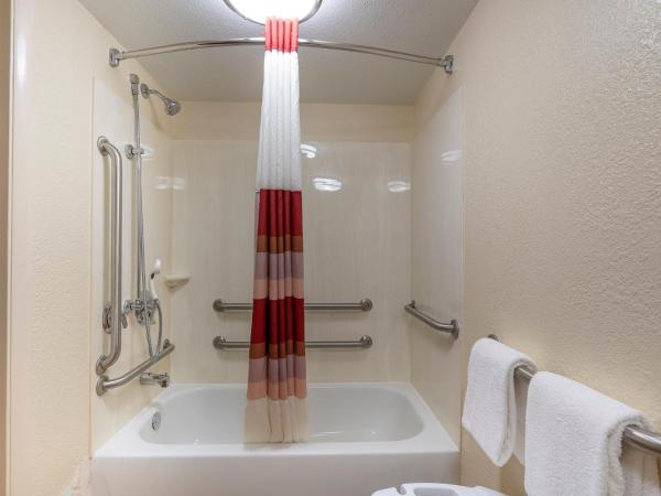 Red Roof Inn PLUS+ Houston - Energy Corridor : photo 5 de la chambre chambre lit king-size supérieure accessible aux personnes à mobilité réduite - non-fumeurs
