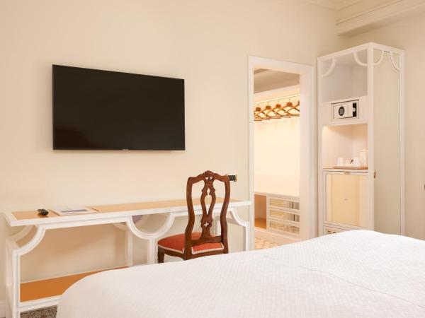Grand Hotel de la Ville : photo 3 de la chambre chambre double ou lits jumeaux standard avec balcon