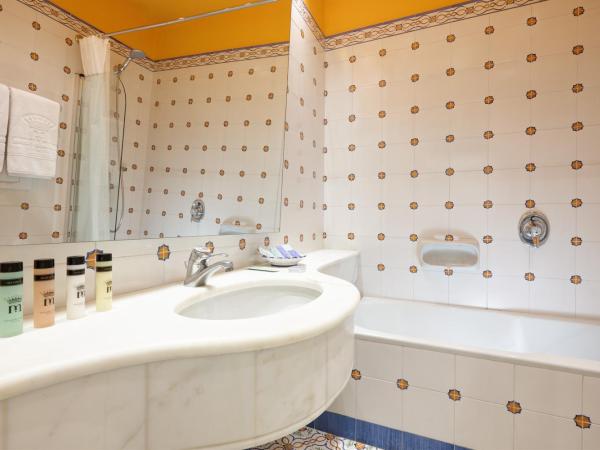 Grand Hotel de la Ville : photo 4 de la chambre chambre double ou lits jumeaux standard avec balcon
