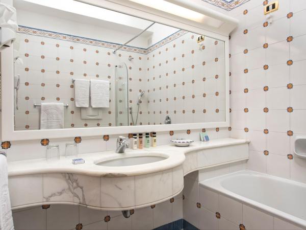 Grand Hotel de la Ville : photo 2 de la chambre chambre double ou lits jumeaux basique