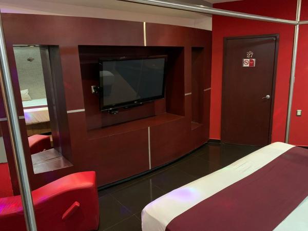 DLUXE Auto Hotel ADULTS ONLY : photo 1 de la chambre studio lit king-size