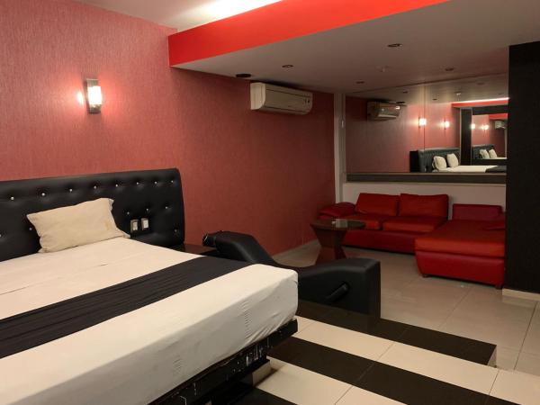 DLUXE Auto Hotel ADULTS ONLY : photo 5 de la chambre studio lit king-size