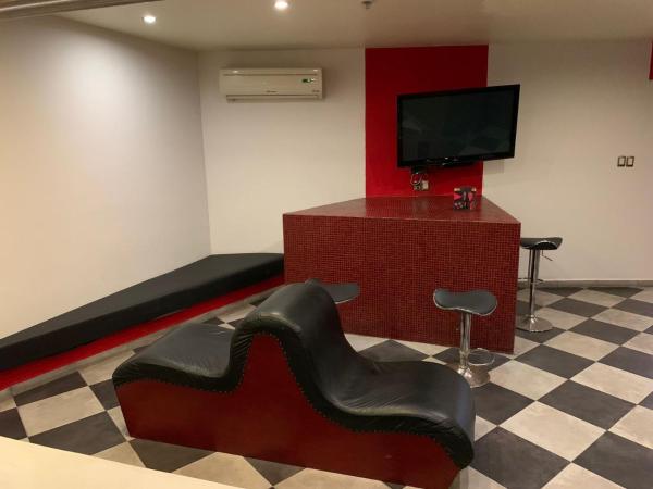 DLUXE Auto Hotel ADULTS ONLY : photo 4 de la chambre studio avec baignoire spa