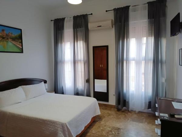 Apartamento El Duque - Plaza de las Tendillas : photo 2 de la chambre chambre double avec balcon et salle de bains commune