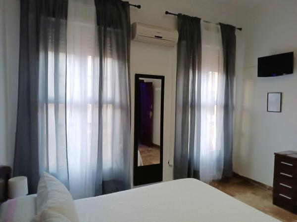 Apartamento El Duque - Plaza de las Tendillas : photo 6 de la chambre chambre double avec balcon et salle de bains commune