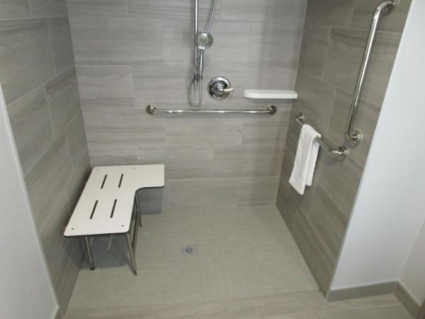 Best Western Plus Oklahoma City Northwest Inn & Suites : photo 2 de la chambre chambre lit king-size avec douche accessible en fauteuil roulant - adaptée aux personnes à mobilité réduite