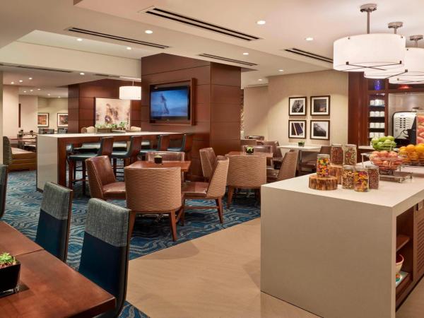 Marriott Downtown at CF Toronto Eaton Centre : photo 4 de la chambre chambre avec 1 lit king-size et accès au salon concierge