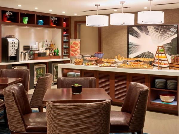 Marriott Downtown at CF Toronto Eaton Centre : photo 6 de la chambre chambre avec 1 lit king-size et accès au salon concierge