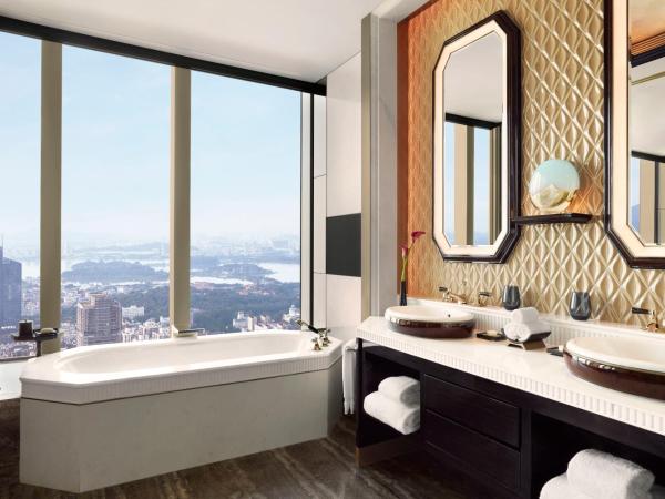 The Ritz-Carlton, Nanjing : photo 4 de la chambre hébergement lit king-size club deluxe - vue sur lac - petit-déjeuner uniquement servi au salon club