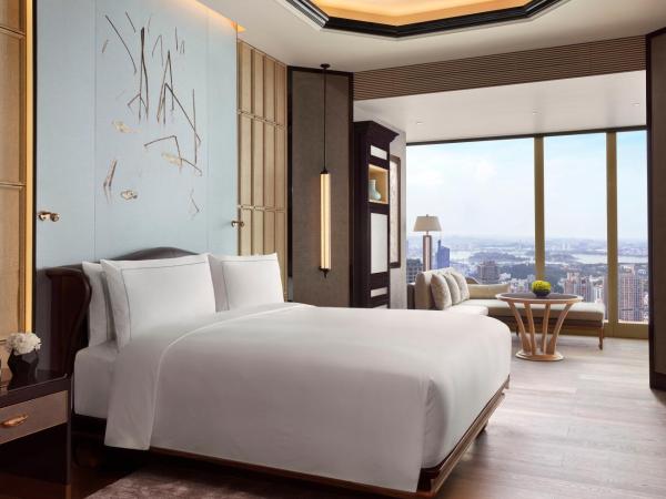 The Ritz-Carlton, Nanjing : photo 1 de la chambre hébergement lit king-size club deluxe - vue sur lac - petit-déjeuner uniquement servi au salon club