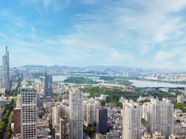 The Ritz-Carlton, Nanjing : photo 5 de la chambre hébergement lit king-size club deluxe - vue sur lac - petit-déjeuner uniquement servi au salon club